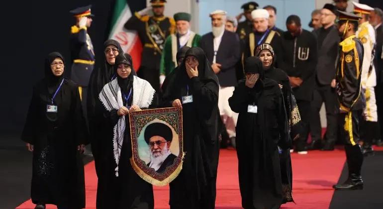 Irán egy hétig tartó tömeges gyásszal temeti Ali Hameneit