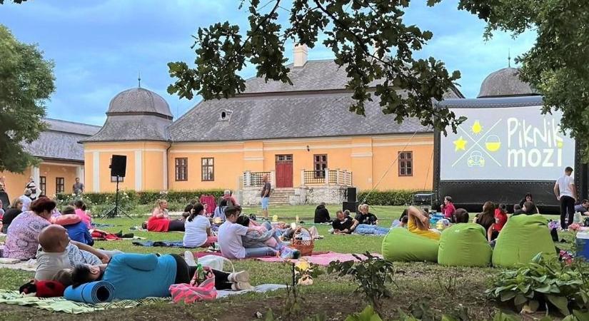 Kihagyhatatlan nyári program: szabadtéri PikNik Mozi a város szívében