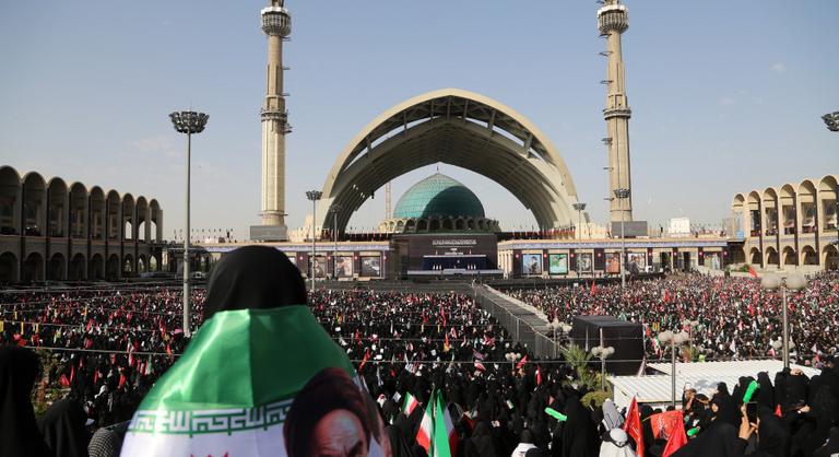 Soha nem látott tömeg gyűlhet össze Iránban, megkezdődött Ali Hamenei többnapos temetése