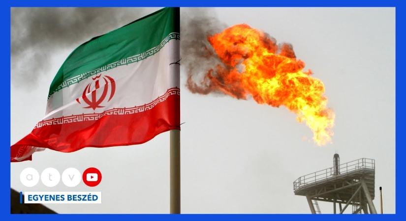 „Öld meg Trumpot!” feliratú táblát emeltek a magasba Irán volt legfőbb vallási és politikai vezetőjének gyászszertartásán
