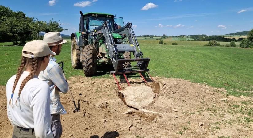 Traktoros állt régésznek a Bakonyban, űrből is látszó, titokzatos ősi kőládát mozgatott ( galéria)