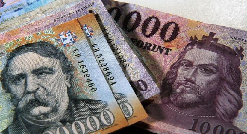 Csúnyán elpáholták a jó magyar forintot