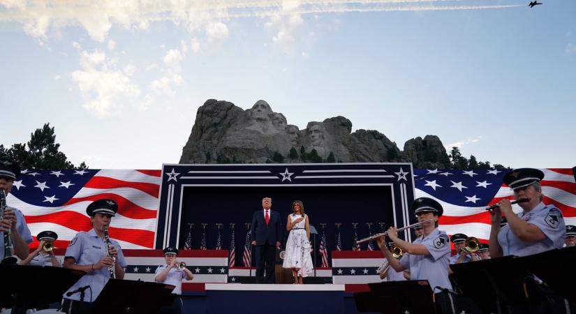 Kiadós kommunistázással indította el Trump a 250 éves Amerika születésnapi rendezvénysorozatát