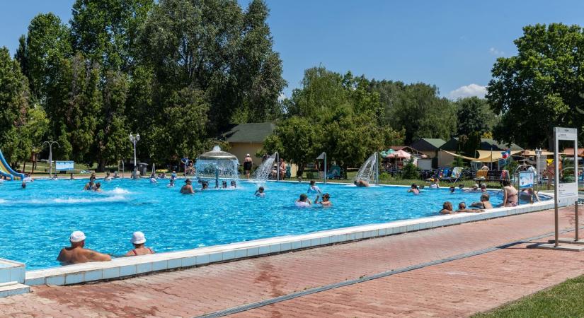 A kánikula nem kímélte a fürdőket: két népszerű strandról érkeztek megdöbbentő hírek