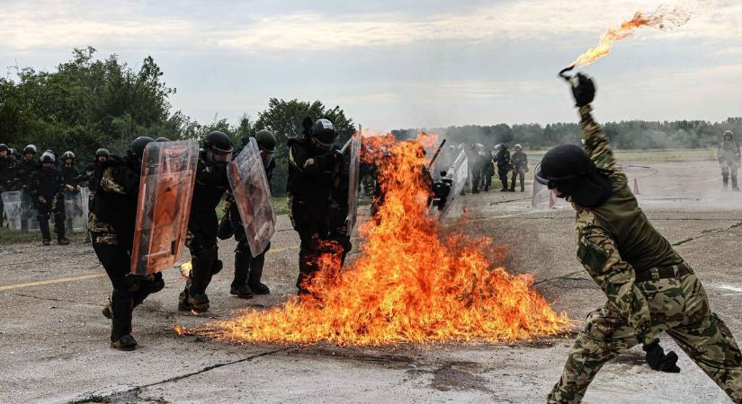 Lángok és Molotov-koktélok Szolnokon, ahol éles bevetésre készítik fel a katonákat – galéria