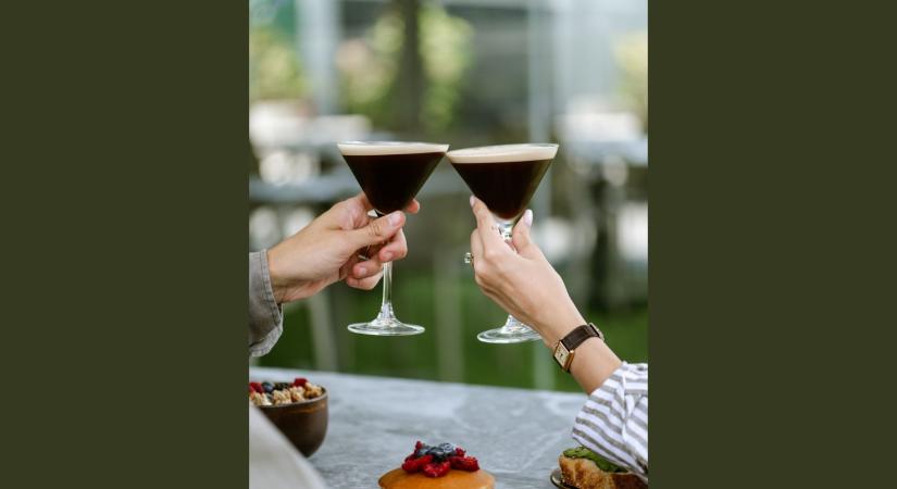 Az alkoholt fogyasztó magyarok közel 70%-a nyitott a kávéalapú koktélokra