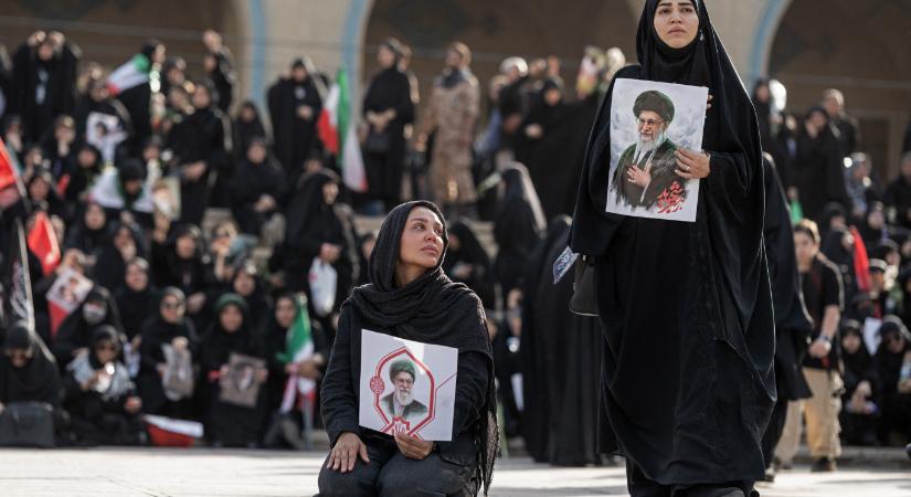 Ezrek éjszakáztak a teheráni mecset előtt, hogy az elsők között mehessenek Hamenei koporsójához