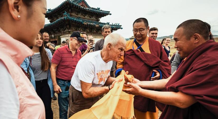 „Ha úgy látnátok magatokat, ahogy én, vennétek egy nagy tükröt, és egész nap nézegetnétek magatokat” – hogyan lett egy dán hippiből buddhista láma?