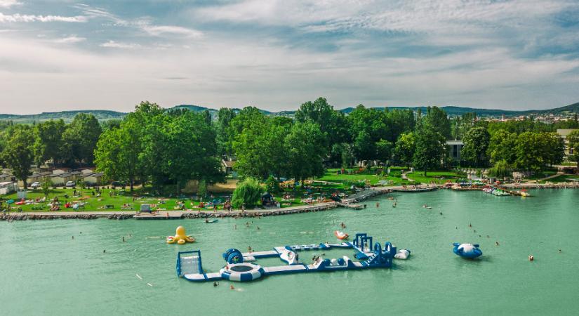 Hűsölnél a Balatonnál? Ezeket az ötcsillagos strandokat érdemes célba venni