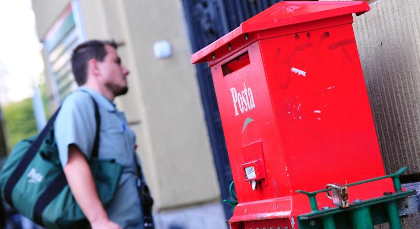A munkaruha szívja magába a forróságot – dől a panasz a postásokból két társuk halála után