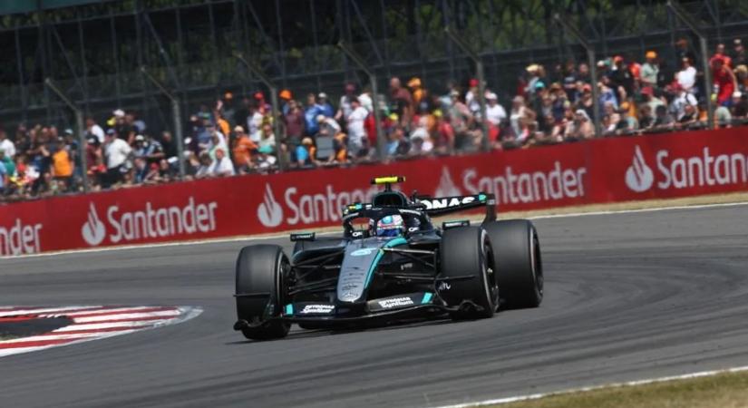 Hamilton és Antonelli kemény csatájáról szólt az F1-es Brit Nagydíj sprintfutama