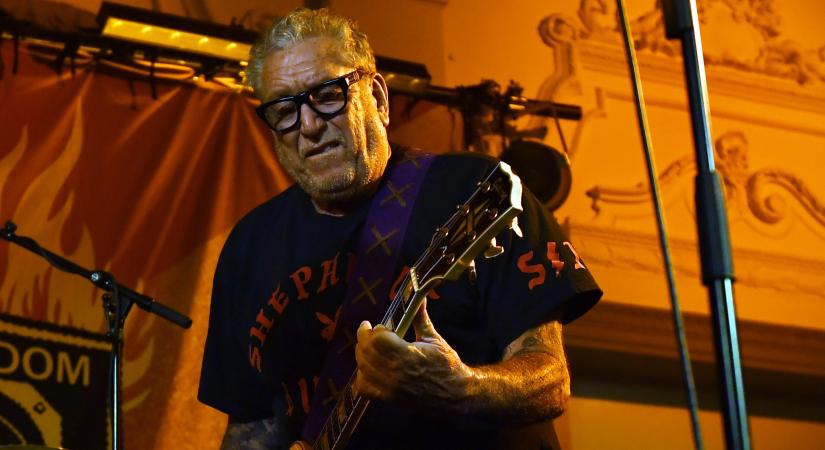 "Örülök, hogy 70 évesen még élek" – A budapesti koncert előtt kaptuk el a Sex Pistols gitárosát - Steve Jones "öreg" zenésztársának is üzent