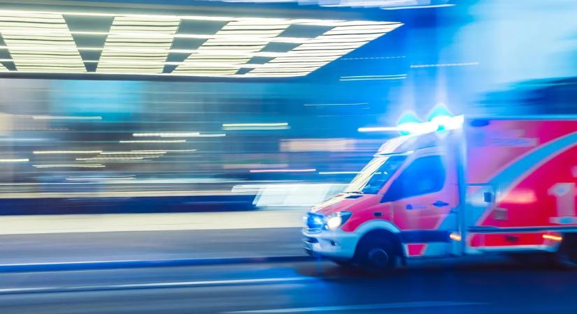Azonnal mentőt riasztottak: kiesett az erkélyről és több métert zuhant egy kétéves kislány