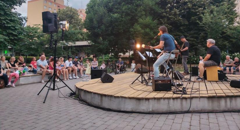 Megtelt a Szarvas tér a SZIKnik első estjén helyi tehetségekkel