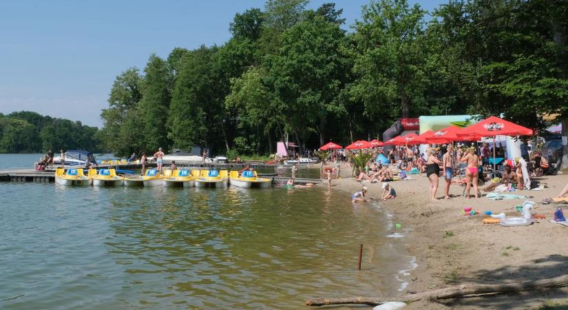 Bezárták ezt a magyar strandot, fertőzésveszély miatt tilos a fürdőzés