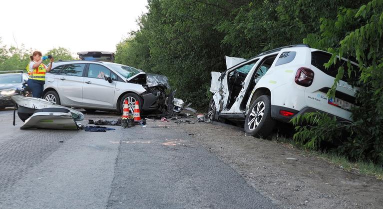 Két halálos áldozatot követelt egy beláthatatlan kanyar előtti előzés Dunavecse közelében