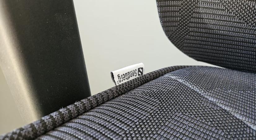 Jött egy olyan 140 W-os töltő, aminek cserélhető a feje, így bárhol működik