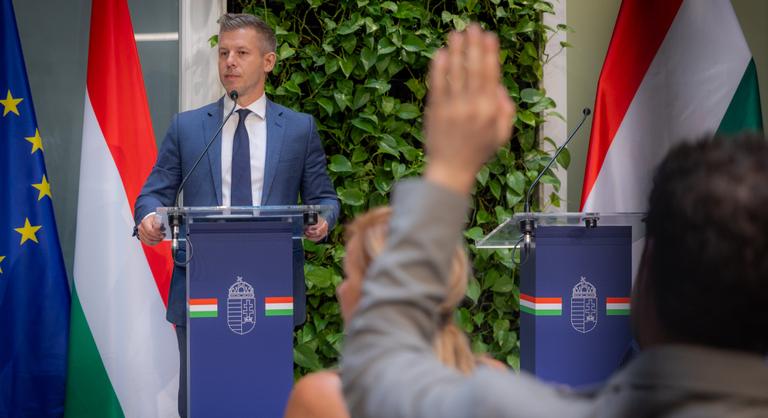 Magyar Péter nyugdíjba küldené Polt Pétert és társait, és megfelezné a mandátumukat