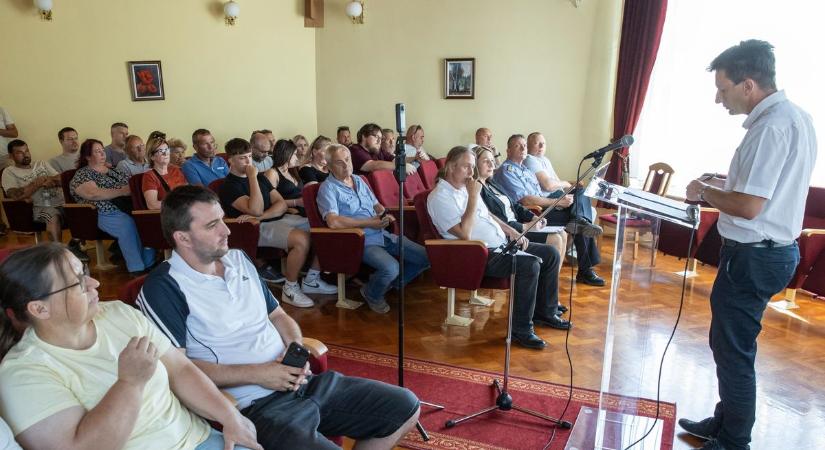 Feszültté vált a helyzet: a vendégmunkások miatt rendkívüli fórumot tartottak, több intézkedést is bejelentettek (galéria)
