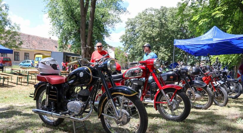 Motorcsodák találkozója Jánosházán - fotók
