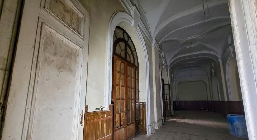 Szeánszozni jártak a romos somogyi kastélyba – most új fotók kerültek elő