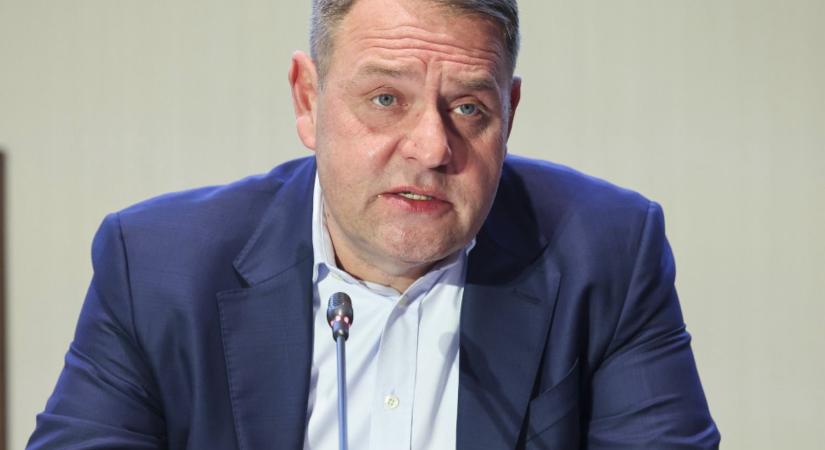 Két állásától fosztották meg az Orbán-kormány kegyeltjét