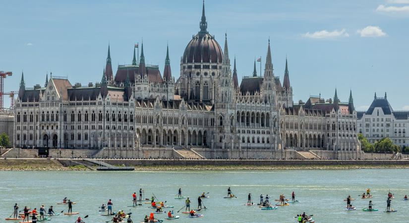 Több száz deszkás lepte el a Dunát: ilyen volt az idei Budapest SUP Fesztivál – fotók