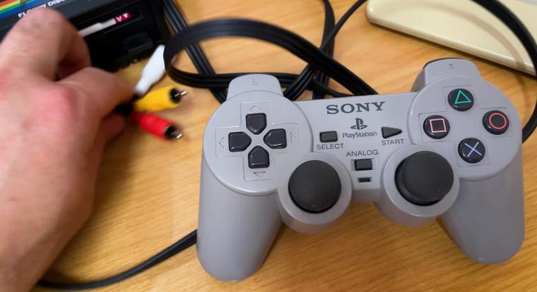 Ez a Dualshock egy komplett PlayStation hardverét rejti, de sosem dobták piacra
