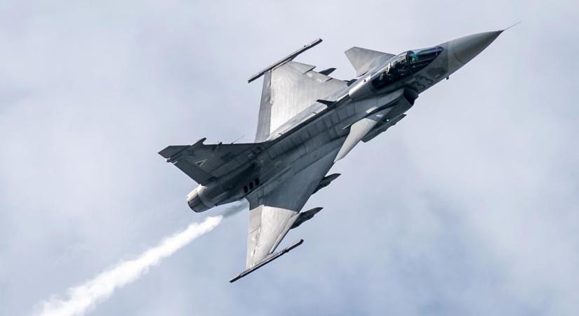 Csendben közeledő kínai repülőgép miatt riasztották a magyar Gripeneket
