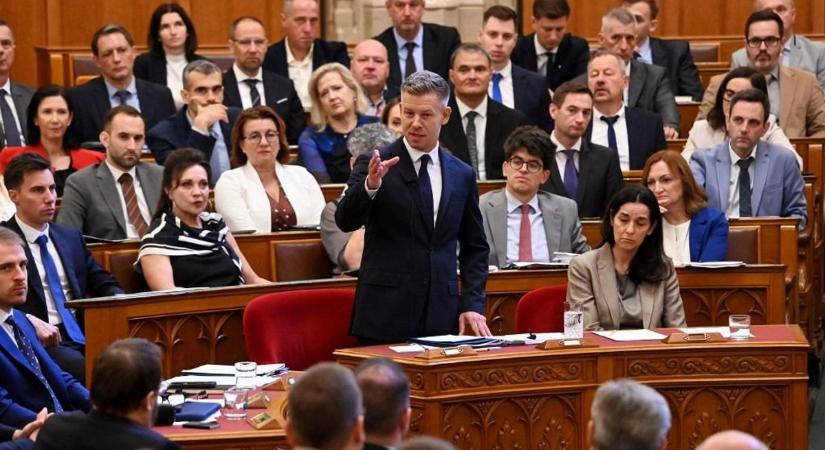 Hivatalos: benyújtotta a kormány az Alaptörvény 17. módosítását, így mozdítanák el Sulyok Tamást