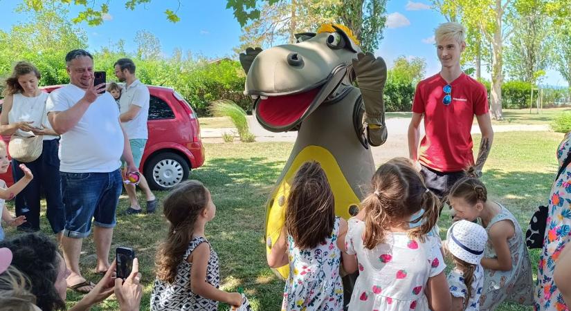 Hatalmas tömeg fogadta Süsüt Balatonszárszón