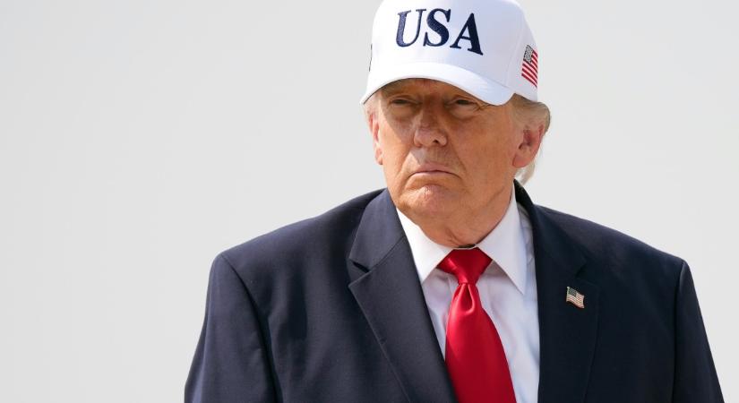 Többen is megijedtek a Donald Trump íróasztalán lévő tárgytól: egészen váratlan dolog történik, amikor az elnök hozzányúl