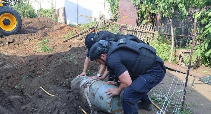 500 kilós bombát hatástalanítottak egy zaporizzsjai lakóház közelében