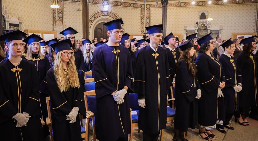 Elkezdődtek a diplomaosztó ünnepségek a győri Széchenyi István Egyetemen - fotók