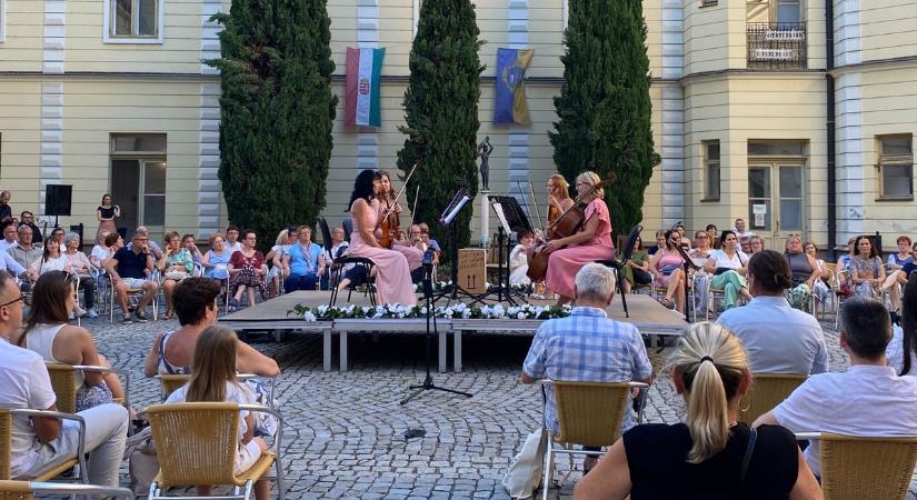 Nem mindennapi koncerthelyszín: folytatódik a Városházi esték sorozat Baján  fotók, videó