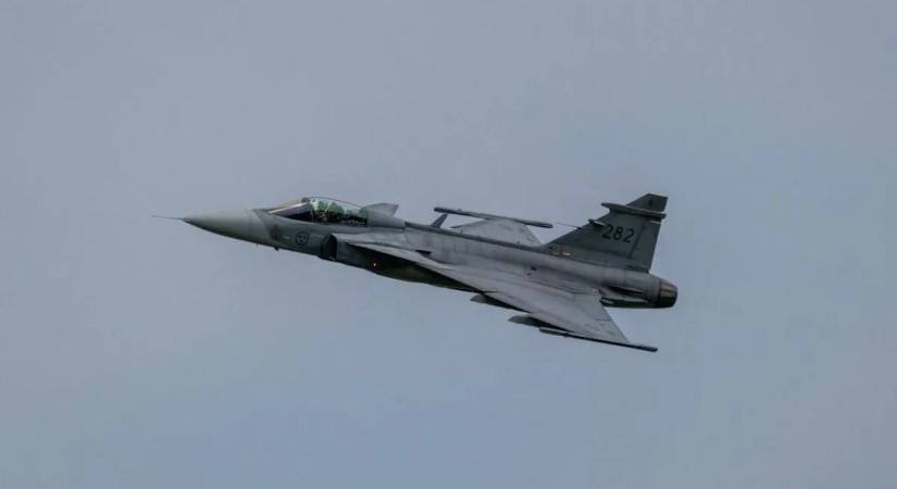Rendkívüli riasztás: kínai utasszállító miatt szálltak fel a magyar Gripenek
