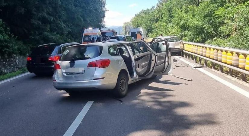 Baleset az országúton: négy személy, köztük két kiskorú megsérült