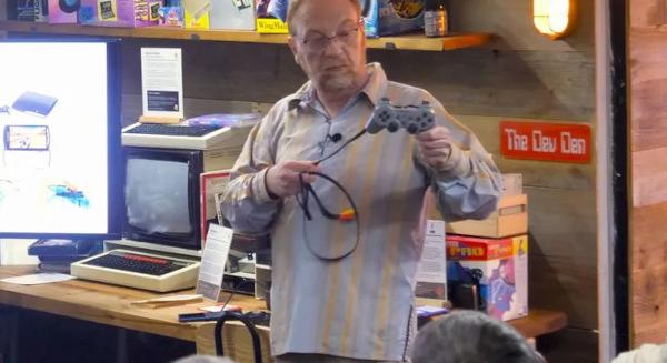 A Sony elkaszált elemes DualShockja egy komplett PS1-et rejtett