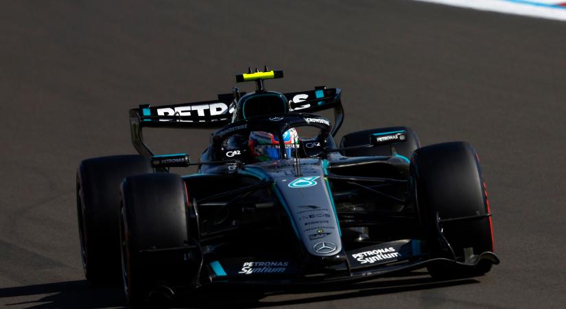 Russell ütközött, csapattársa vitte a brit F1-időmérőt