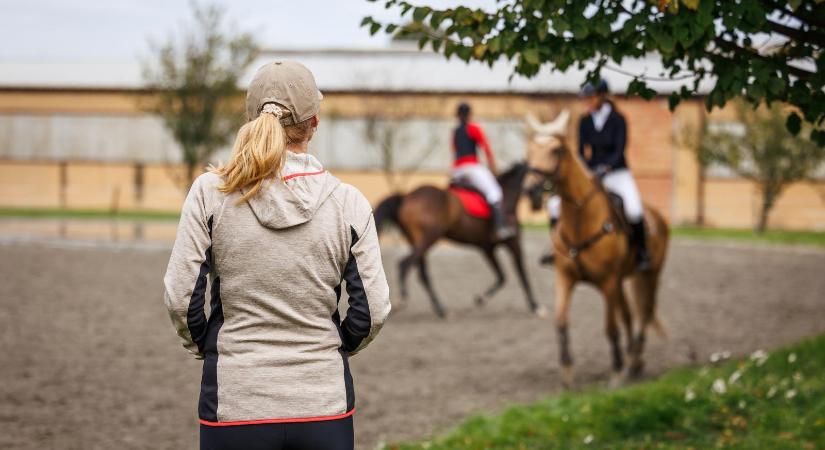 Nem élte túl a 20 éves lány, akire egy Kaposvár melletti lovardában ráesett a ló