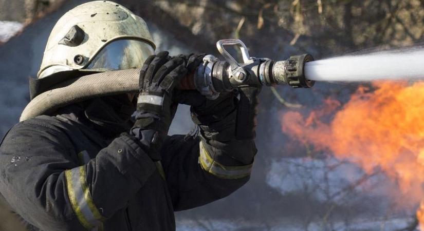 Lángokban áll a szemét Tiszabőn: öt település tűzoltói küzdenek a helyszínen