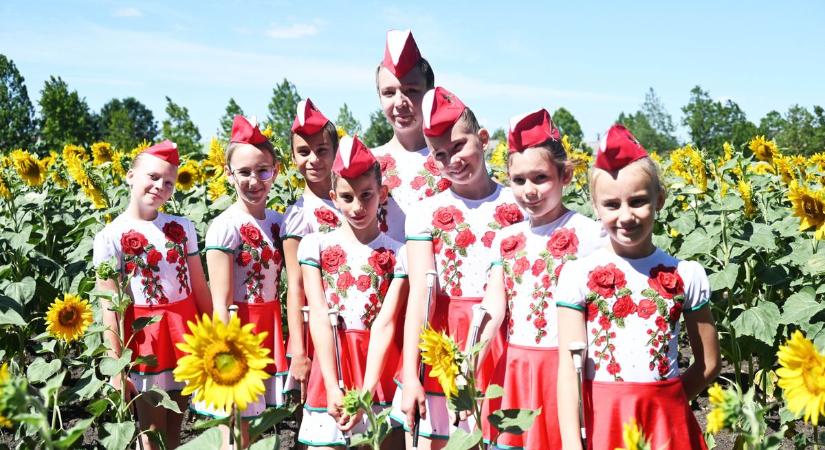 Több ezer látogató és harminckilenc delegáció előtt zajlott a jubileumi Jász Világtalálkozó– galériával, videóval