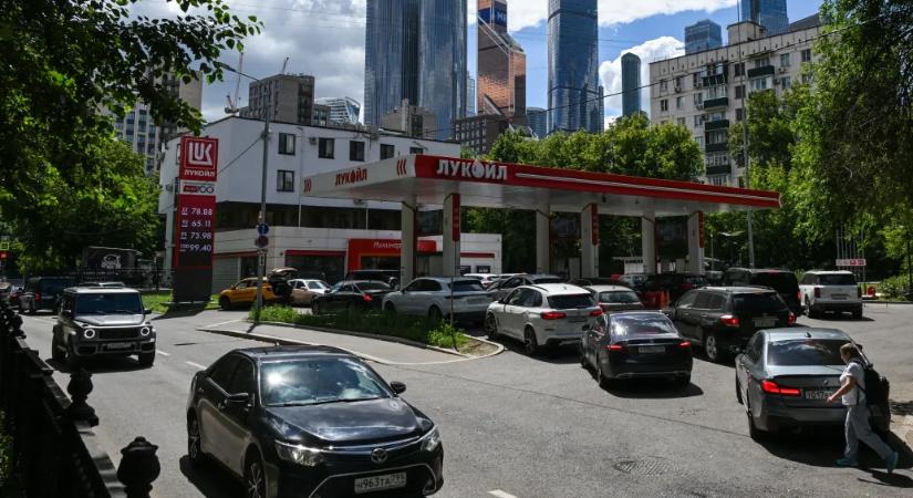 Nagyra nőtt a szakadék Putyin szavai és a benzinért sorban álló oroszok millióinak valósága között