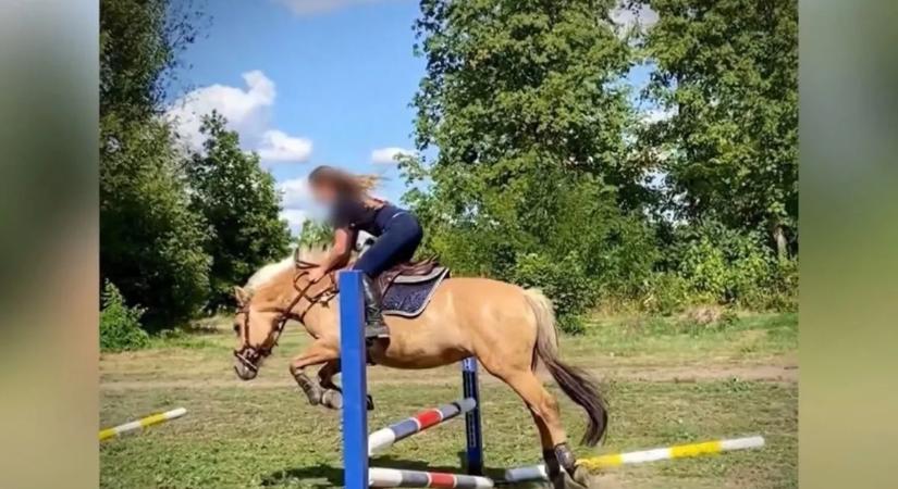 Összeomlottak a szülők: egyetlen gyermeküket veszítették el a tragikus somogysárdi lovasbalesetben – Vanda 20 éves volt