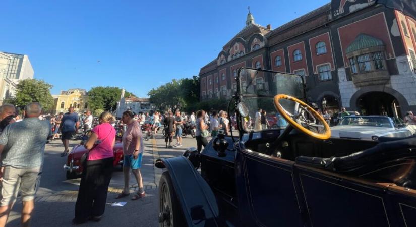 Több mint 100 oldtimer és 50 Tomos Szabadkán