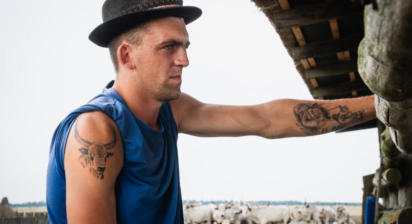 „Hőállónak kell lenni” – a hortobágyi gulyások 40 fokban is járják a pusztát