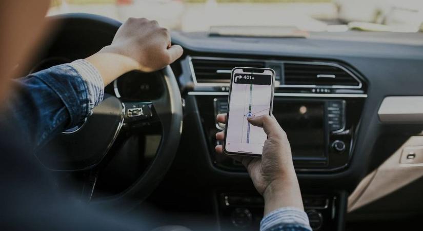 Mélyen a zsebedbe kell nyúlnod: ennyit fizetsz, ha vezetés közben a kezedben van a telefon!