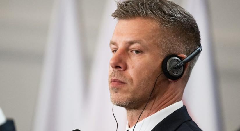 Magyar Péter szerint az a Gulyás Gergely aggódik az Alaptörvényért, aki Szájer Józseffel „viccet csinált az alkotmányozásból”
