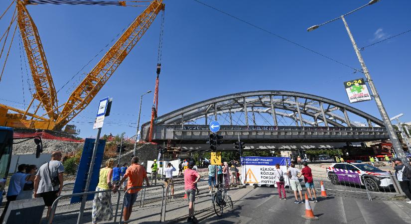 Elképesztő látvány, elvisznek egy hidat Budapesten