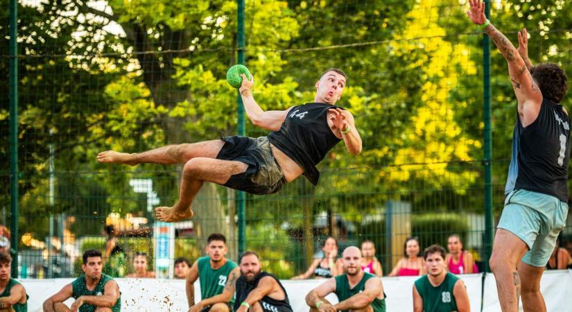 Pörgős meccseket vívtak a forró homokon a kézilabdázók